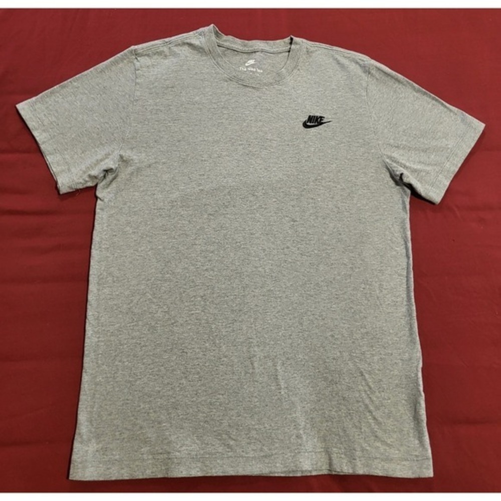 Nike Sportswear Club Futura Embroidered Logo Icon T-Shirt Tee Gray Mens Medium